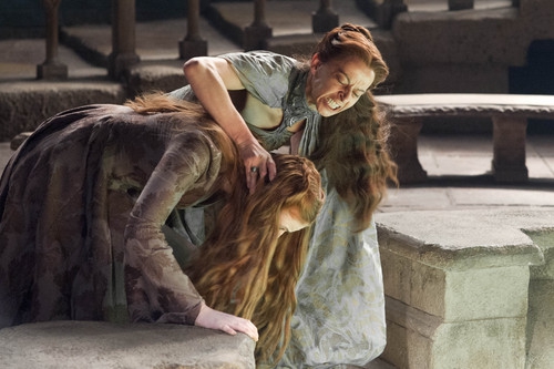 Lysa menace de jeter Sansa dans le vide
